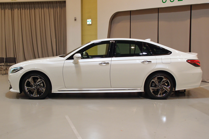 6ライトウィンドウのデザインが採用された新型「クラウン」。ボディーサイズは先代とほとんど変わらない。