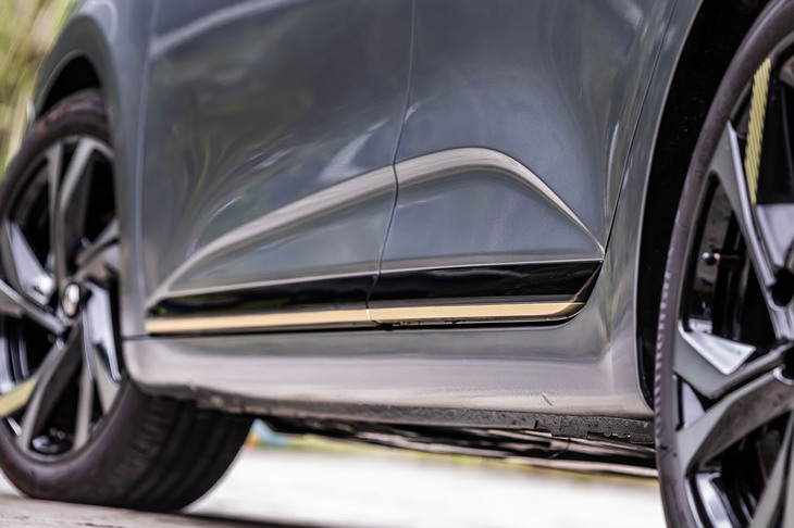 「精密さとダイナミズムに加え、スポーティーさをより強調した」と紹介される「ルーテシアE-TECHエンジニアード」のエクステリア。ボディーサイドでは、前後ドア下部に備わる「ブリリアントブラック＆ウォームチタニウムサイドプロテクションモールフィニッシャー」が目を引く。