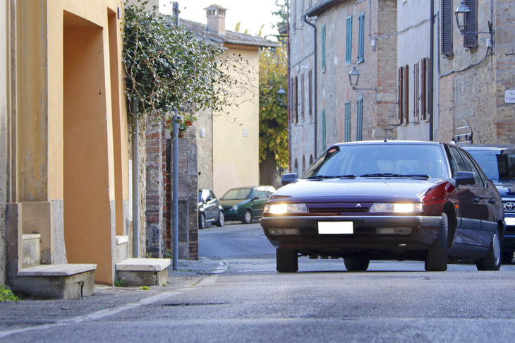 キウージ町内を巡る参加車両。
