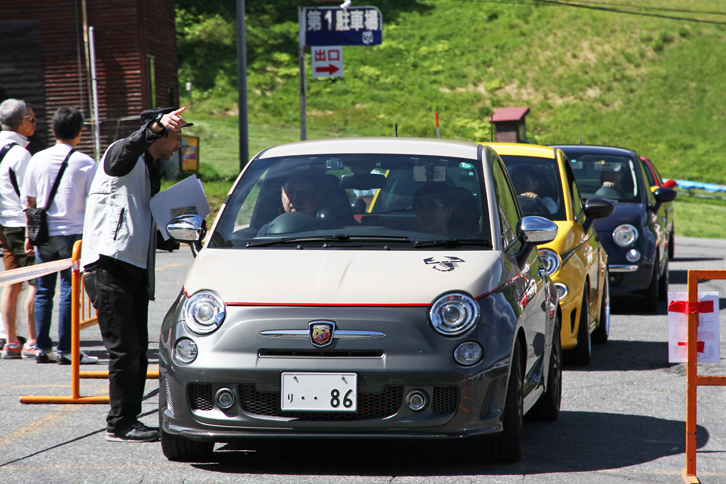 続々と来場する見学者のフィアット車。