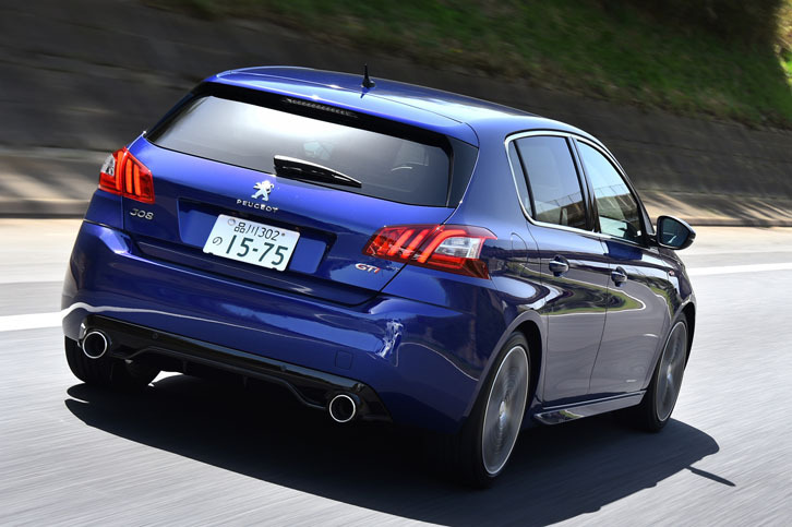 エキゾーストパイプは左右振り分けの2本出し。走りのパフォーマンスを暗示する。