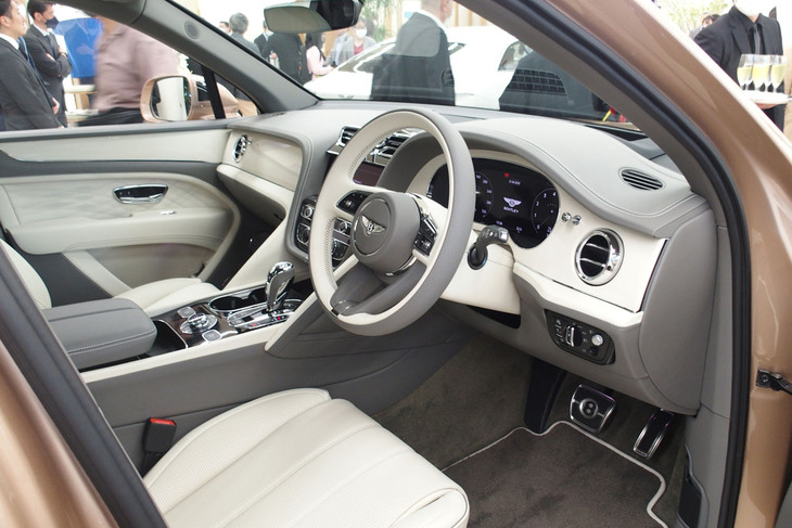 ベントレー・ベンテイガEWBアズール（コックピット）