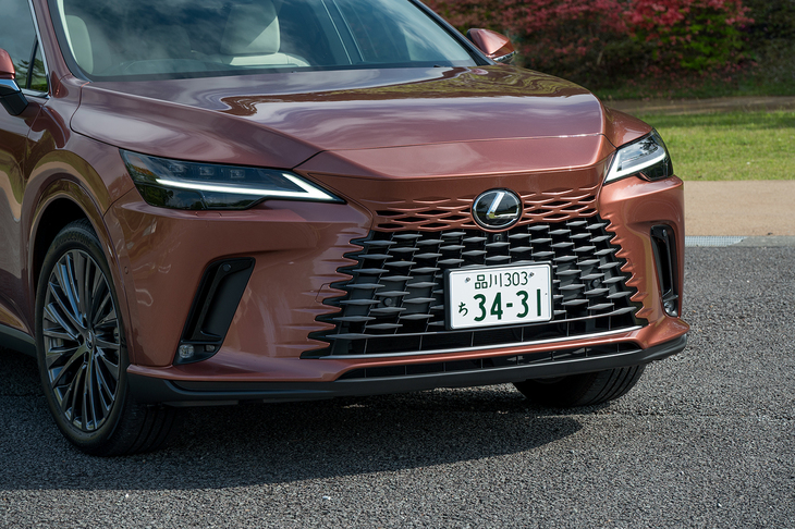最近のレクサスらしくデザイン面での変更点はゼロ。台形のグリルと逆台形のボンネットで糸巻き型を形成する「スピンドルボディー」を採用している。