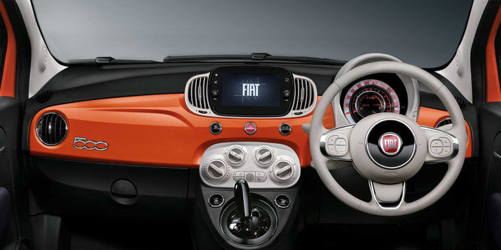 「500 1.2カルト」のインストゥルメントパネル。