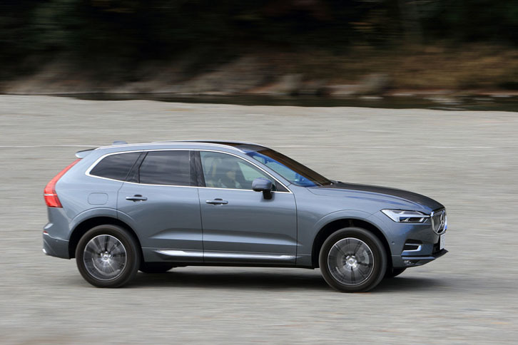 秋川渓谷の河原をちょっとワイルドに走ってみました。とがった大きな石の無い場所を選んではいるものの、あらかじめ車高が上がる「オフロードモード」を選択しているので安心です。