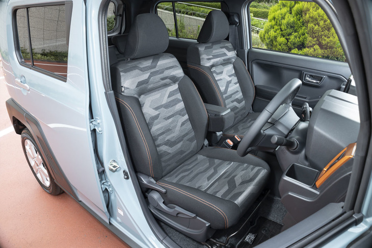 オレンジのステッチの有無を除くと、シートの仕様は全グレード共通。「G」と「Gターボ」では、前席にシートヒーターが装備される。