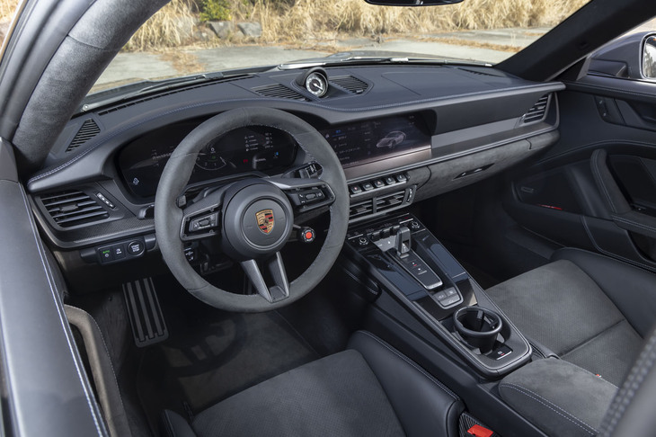 ダッシュボードのレイアウトは変わっていないが、メーターが一枚型の液晶パネルに代わり、エンジンスターターがプッシュボタン式に変わった。右ハンドルも選べる。