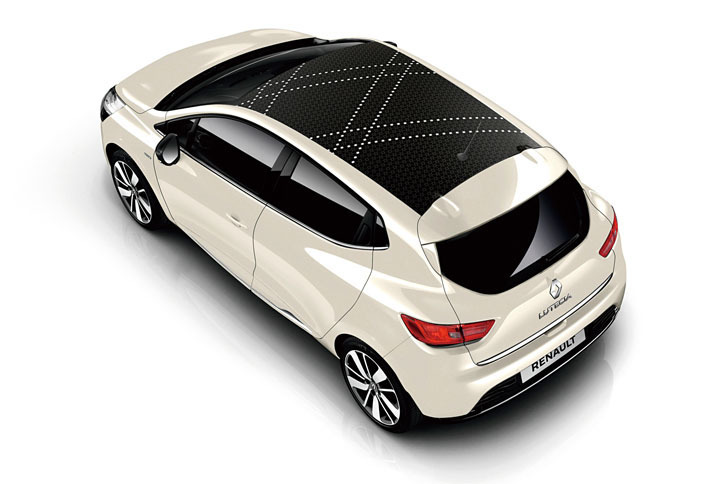 「ルノー・ルーテシア アイコニック」。パリのモードを象徴するクチュール（仏語で「高級仕立て」の意）の縫製をイメージしたデカールがルーフに貼られる。