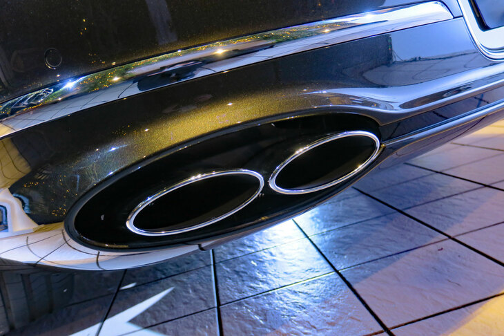 ベントレー・フライングスパー ハイブリッド（マフラー）