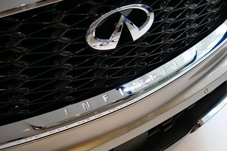 インフィニティQX60（エンブレムと「INFINITI」のロゴ）
