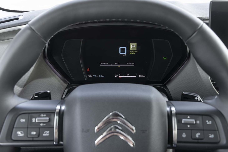 メーターパネルはコンパクトなフル液晶タイプ。サイズ感は「C4」などと近いが、「C5 X」のほうが表示レイアウトやカラーリングが落ち着いている。
