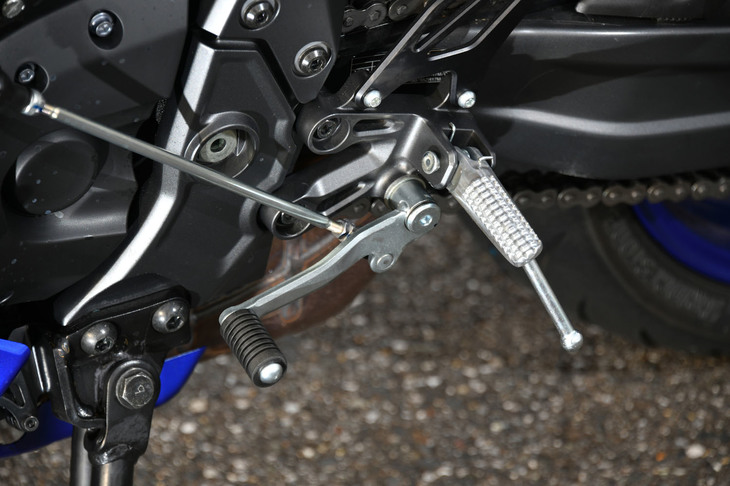 前傾したライディングポジションがとれるよう、ハンドルやステップの位置を「MT-07」から変更。トランスミッションにはアクセサリーで、シフトアップ時に使用できるクイックシフターが用意される。