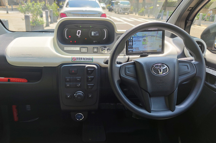インストゥルメントパネルまわりは簡素そのもの。借り出した車両に備わっていたナビゲーションシステムも“後付け”のものだ。ただし、エアコンは全車標準装備となる。