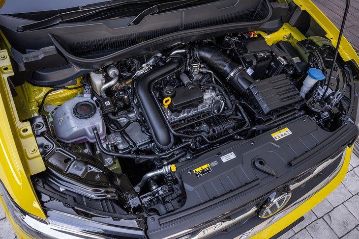 1リッター直3ターボエンジンは最高出力116PS/5500rpm、最大トルク200N・m/2000-3500rpmを発生。従来型は最高出力の発生回転数が5000-5500rpmとなっていた。