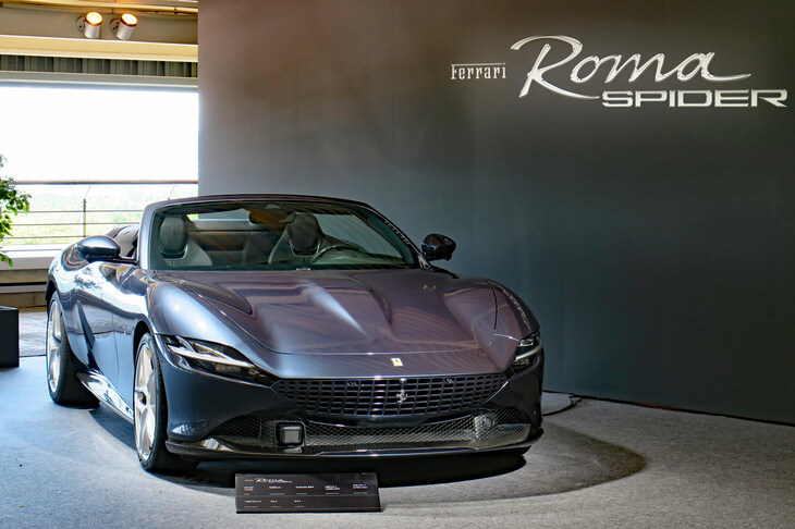 「フェラーリ・レーシング・デイズ2023」では、パドックの特設テントに展示系のコンテンツがまとめられていた印象だが、実はその他のエリアにもクルマが置かれていた。こちらは「フェラーリ・ローマ スパイダー」。ピットビル3階の、その名も「Roma Spider Lounge」に展示されていた。