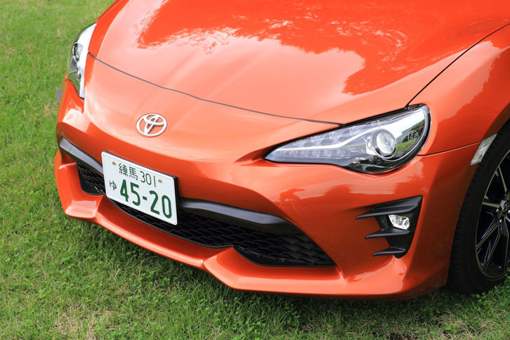 マイナーチェンジを受けた「86」のフロントまわり。バンパーの意匠が大幅に変更されたほか、全グレードでBi-Beam LEDヘッドランプが標準装備された。