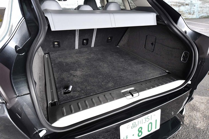 荷室の容量は、5人乗車時で632リッター。トノカバーは折れ目のある板状で、巻き取り式にはなっていない。