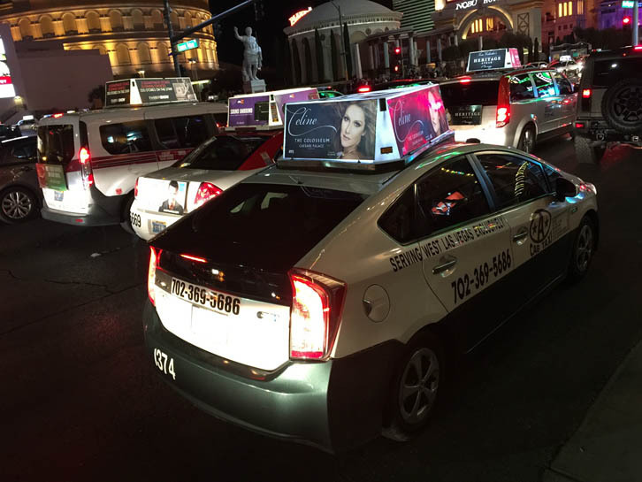 セリーヌ・ディオンのコンサートの広告を掲げた「トヨタ・プリウス」のタクシー。