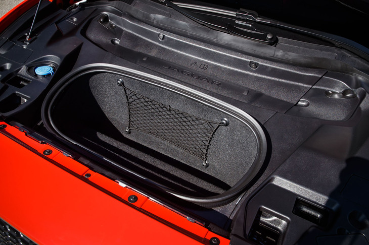 フロントボンネット下にも27リッターのラゲッジスペースが確保される。フロントアクスル用のモーターは、その後方（写真では上方）に搭載されている。