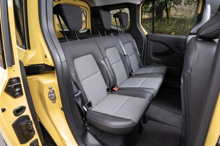 後席は従来モデルと同じく2：1の分割可倒式。車内空間については、ダッシュボードに3層構造の防音材を使用したり、すべてのガラスの厚みを増したりして静粛性の改善も図っている。
