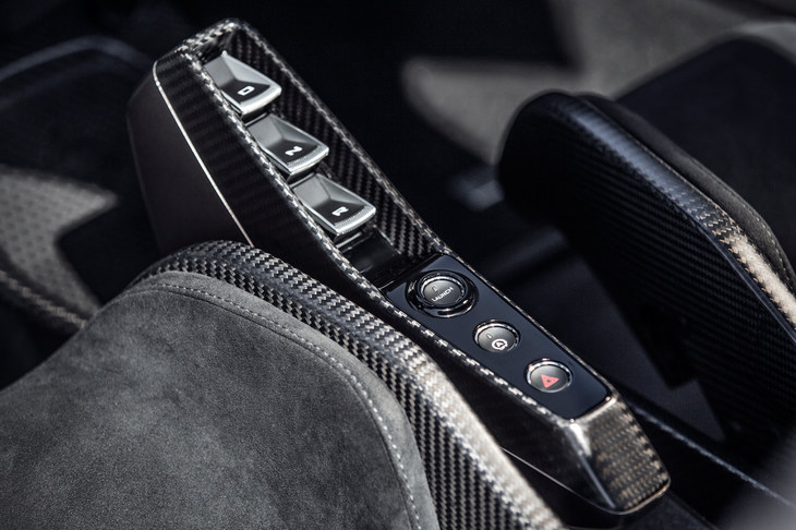 シフトセレクターなどのボタンが配置されただけの、シンプルなセンターコンソール。中央に備わる丸いボタンは、イグニッションではなくローンチコントロールシステムの作動スイッチである。