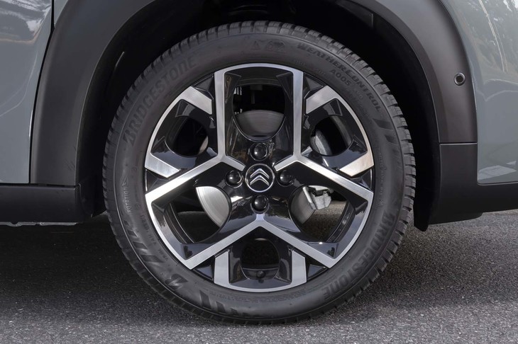 17インチのアロイホイールとマッド＆スノータイヤはパッケージオプションに含まれている。標準装備の16インチともどもホイールデザインが新しくなった。