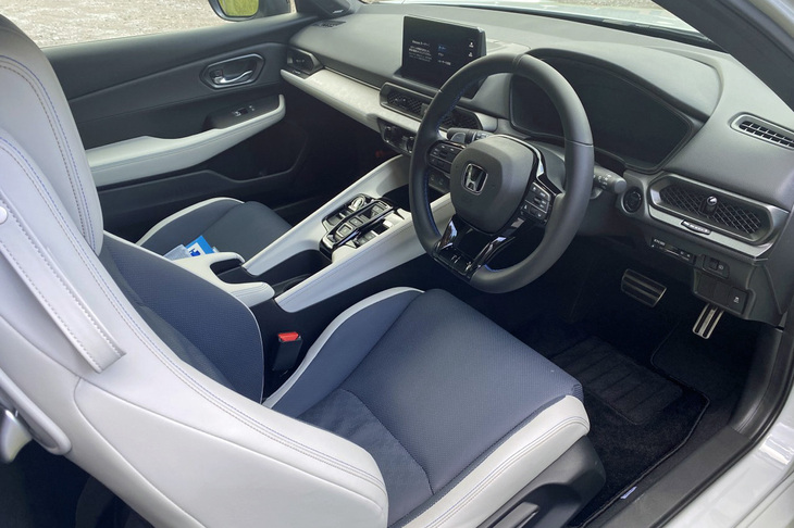 新型「プレリュード」のコックピット。内装色はこの「ブルー×ホワイト」をメインカラーに設定しているが、ブルー×ブラックも用意されている。ただし後者は「ムーンリットホワイト・パール」の外装色でのみ選択できる。シートはシンプルな手動調整式。本革電動にベンチレーション＆マッサージ機構を追加した「リラクゼーションパッケージ」を用意してくれ！