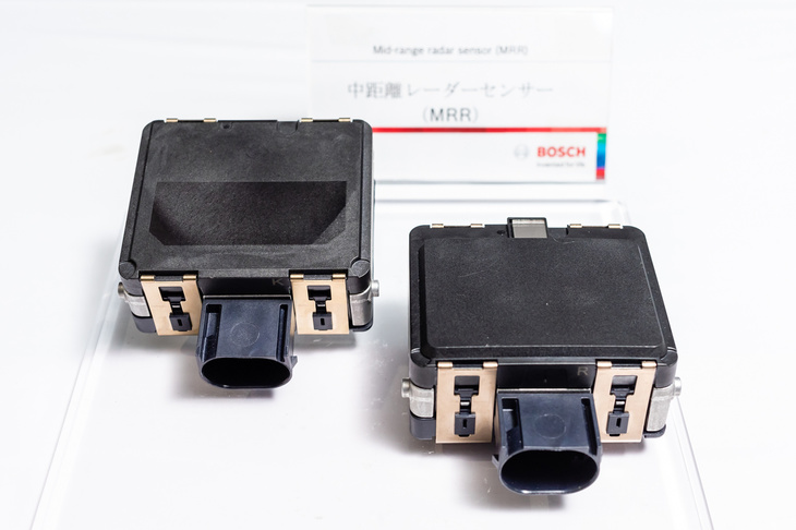 中距離レーダーセンサーについては、すでに実績のある四輪車用のユニットを採用。一台につき前方用、後方用の2基が搭載される。