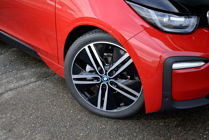 「i3ロッジ」のホイールのサイズは、標準で19インチ。試乗車はオプションの20インチホイールを装着していた。