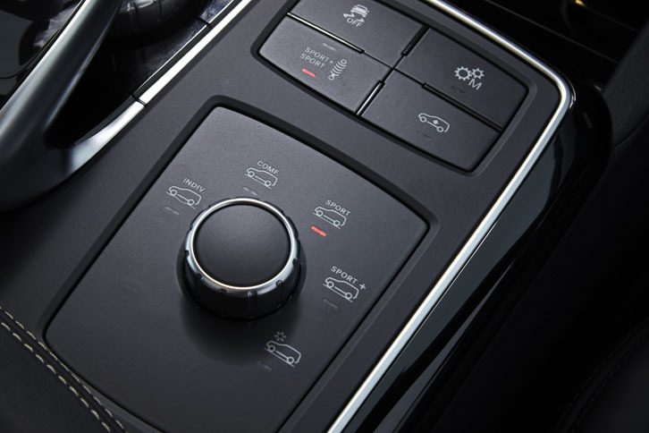 センターコンソールのダイヤル操作により、状況に合った走行モードが選択できる。