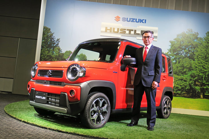 新型「ハスラー」とスズキの鈴木俊宏社長の“ツーショット”。ハスラーの納車開始は、2020年1月20日の予定だ。