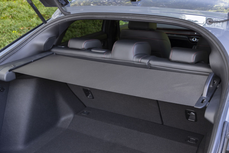 トノカバーはロール式となっており、使わないときは左に巻き取られている。これは便利。