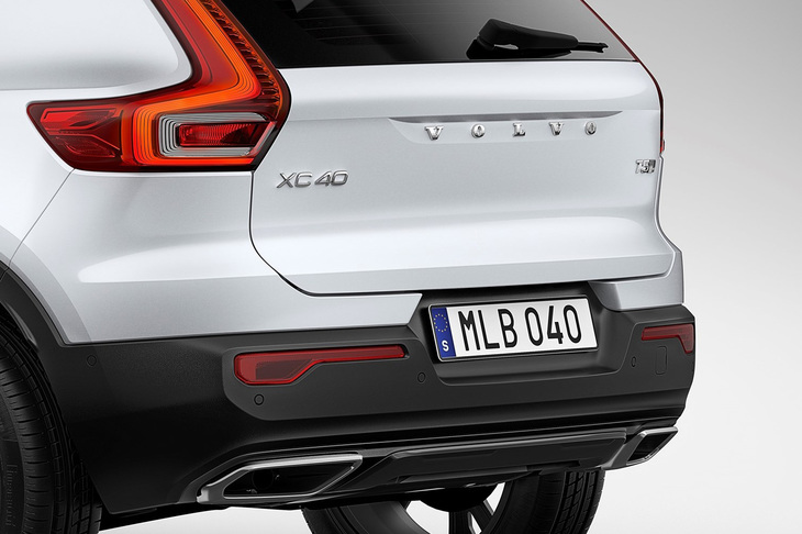 ここでいうオーバーハングとは、登山用語で岩壁の面が垂直を超えて傾斜している状態のこと。「XC40」のテールゲートも、ガラスエリアの下側が突き出てバンパーの上部が引っ込んだ、オーバーハングの形状をしている。
