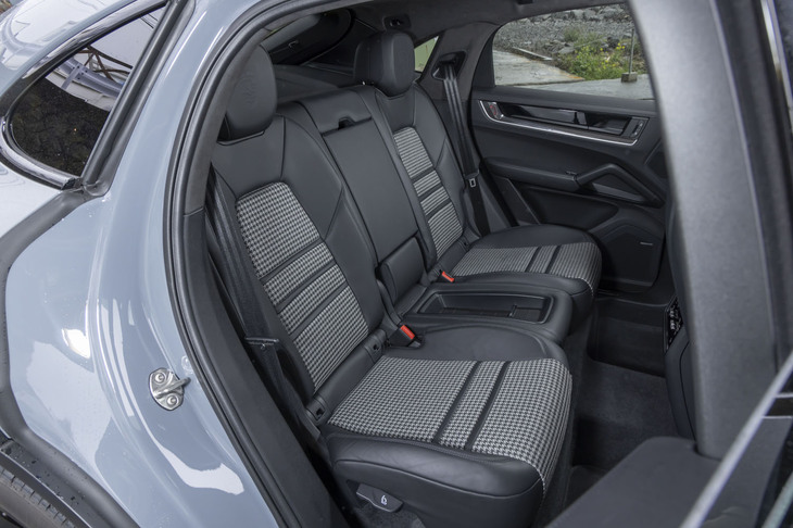 「カイエン クーペ」は4人乗りが標準（試乗車）で、リアが3人掛けのベンチシートも無償オプションで選べる。ルーフの形状を考慮して普通の「カイエン」よりも着座位置を3cm下げている。