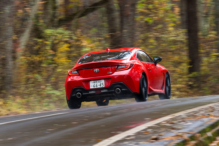 パワーステアリングは全体的に操舵感が軽くなった。ドリフト時にカウンターステアが当てやすくなるなどが主目的のようだが、駐車時などのごく低速域でも扱いやすくなっている。