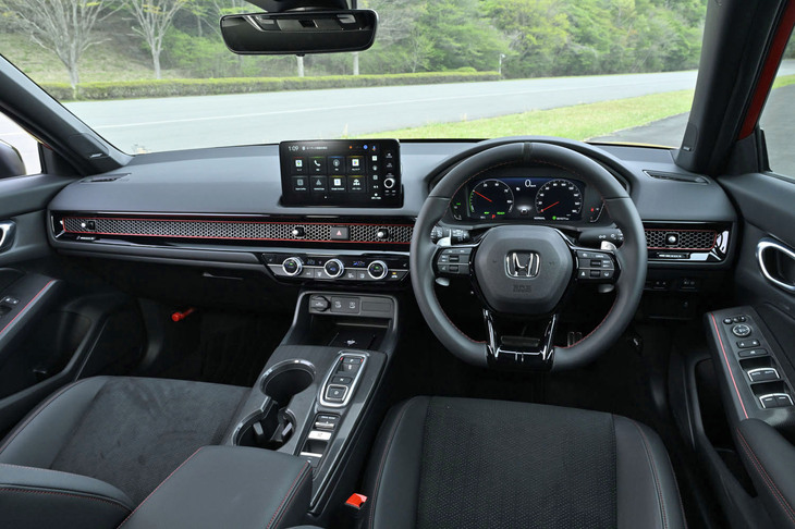 赤いステッチが施されたステアリングホイールや赤いピンストライプで飾られたパネルなどの「RS」の専用アイテムでスポーティーに仕上げられたコックピット。