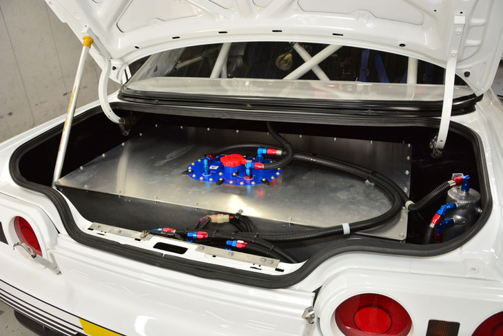 トランク内の燃料タンクは、外側はそのままに中のタンクを100リッターから57リッターに縮小。まわりのホース類は加藤氏の手づくりで、マーカーなども残されていた。