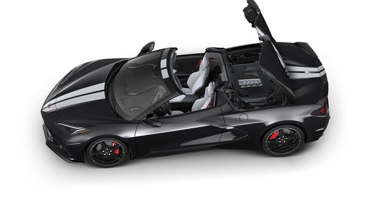 「コルベット コンバーチブル シルバーフレイムシリーズ」。ボディーカラーが「カーボンフラッシュ メタリック」のモデルには、「スターリングシルバー」のフルレングスデュアルレーシングストライプが添えられる。