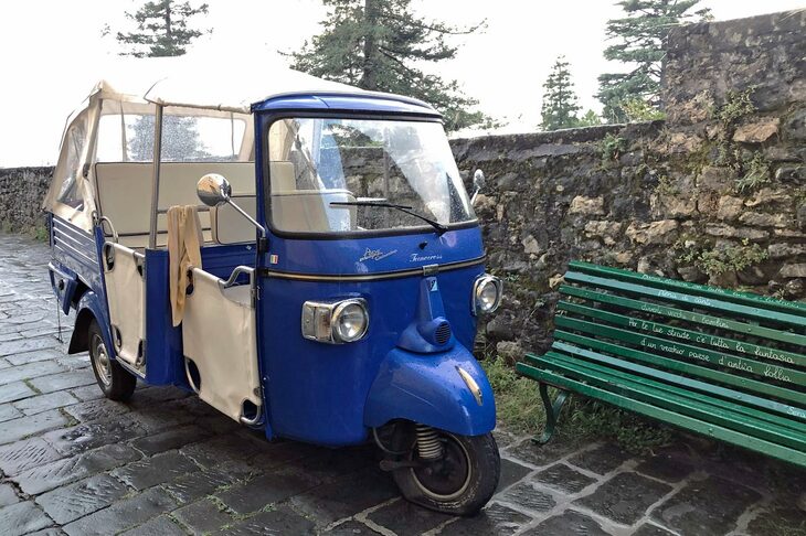 観光地での旅客輸送用につくられた「アペ カレッシーノ」。2019年トスカーナ州バルガで。