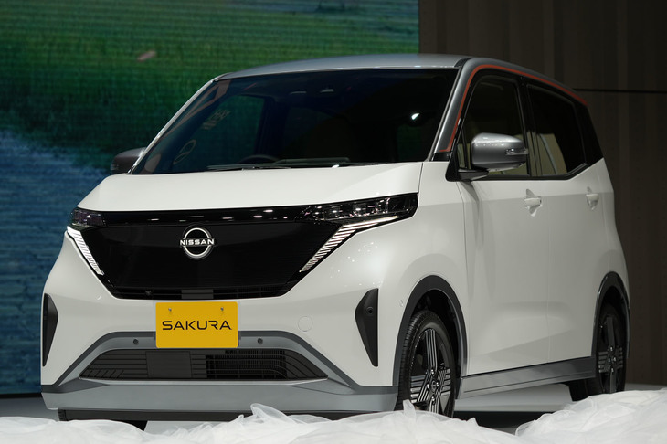 ステージ上でアンベールされた「日産サクラ」。