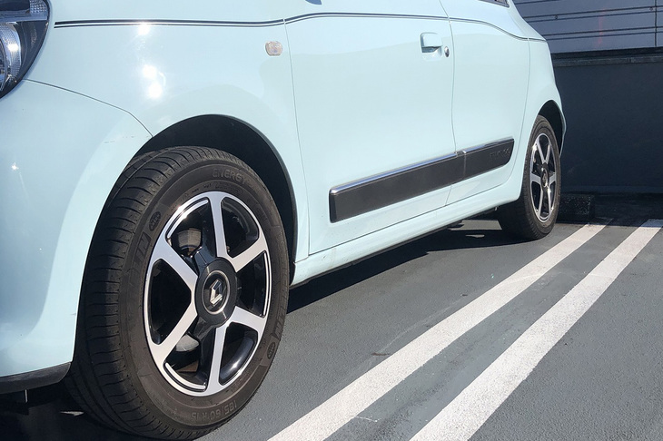 なんと、「俺のナロー」は、前後のタイヤが逆に装着されていた。しかも購入時から！ 正しくはフロントに装着されるタイヤが165/65R15で、リア側が185/60R15なのだが、 前のほうに太いタイヤが付いていたのだ。今まで誰も気づかなかったなんて！