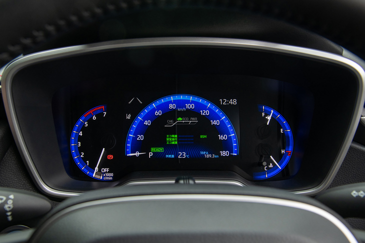 「G“Z”」と「ハイブリッドG“Z”」に装備されるオプティトロンメーター。中央部には速度計の表示機能を備えた、7インチのインフォメーションディスプレイが備わる。