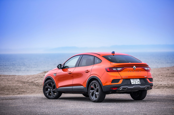 流麗なルーフラインが目を引く、ルノー初のクーペスタイルSUV「アルカナ」。ボディーサイズは全長×全幅×全高＝4570×1820×1580mm、ホイールベースは2720mmと発表されている。