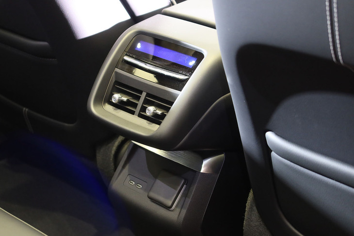 キャデラック・リリックV（センターコンソール後端）