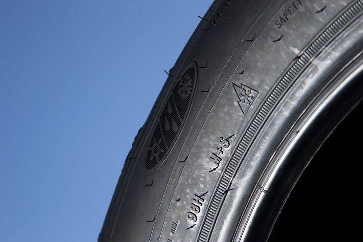 サイドウオールに刻印された、M＋Sマークとスノーフレークマーク。後者は公的な試験により“冬用タイヤ”として十分な性能を持つと確認された商品に施されるものだ。