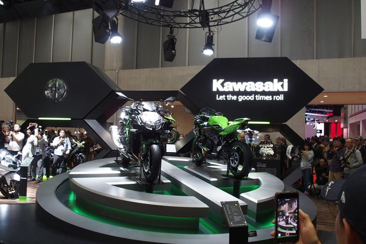 「Z H2」（写真左）と「ニンジャZX-25R」（同右）がセンターに展示されたカワサキブース。