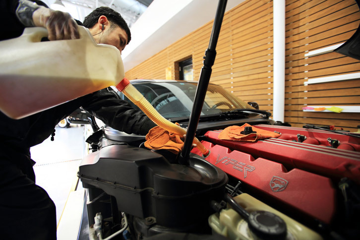 購入からまだ3カ月、距離も2000kmしか走っていないのでちょっともったいない気もしたが、一応オイル交換をしてもらった。銘柄は「モービル1 フューエルエコノミー 10W-30」。赤いV10エンジンは8.7リッターをごくごくと飲み込んだ。