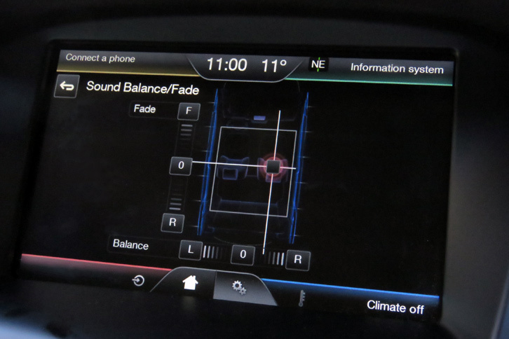 カーオーディオでは、スピーカーから視聴者（例えばドライバーなど）までの距離がバラバラなので、厳密には、各スピーカーの発する音はずれて聞こえています。「タイムアライメント」はそれを解消するための機能で、スピーカーごとに音の出るタイミングをずらすことで、聴く人のもとに同時に音を届けるというもの。はっきりと効果の分かる機能なので、ひとりでドライブするときなどにぜひお試しあれ。