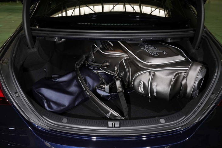 「セダン」のトランクルーム容量は、5人乗車時で540リッター。プラグインハイブリッドモデルは170リッター少ない370リッターとなる。