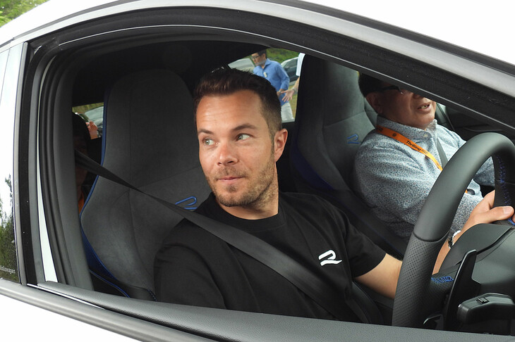 華麗なハンドル／ペダルさばきを披露してご満悦のロイヒター氏。モードによって、前輪駆動らしいアンダーステアにも、後輪駆動っぽいオーバーステアにもなるところが興味深い。